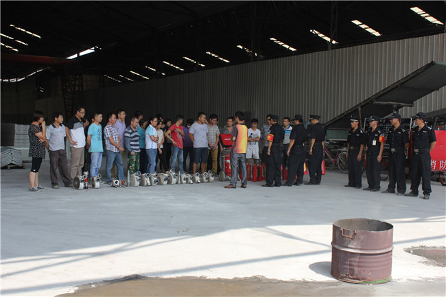 應急消防演練，保車間安全生產